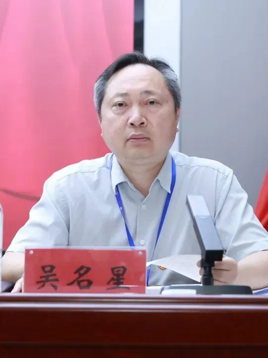 今天,让我们把最热烈的掌声送给他们! 今天,让我们把最热烈的掌声送给他们!