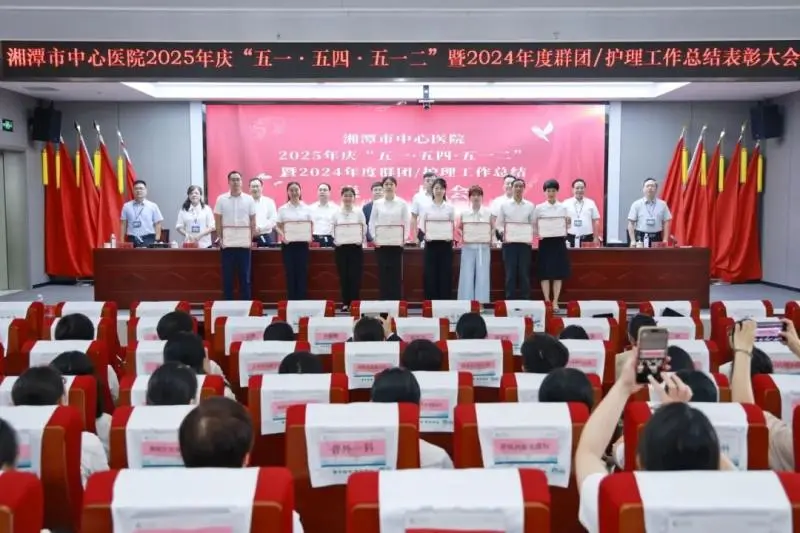 今天,让我们把最热烈的掌声送给他们! 今天,让我们把最热烈的掌声送给他们!