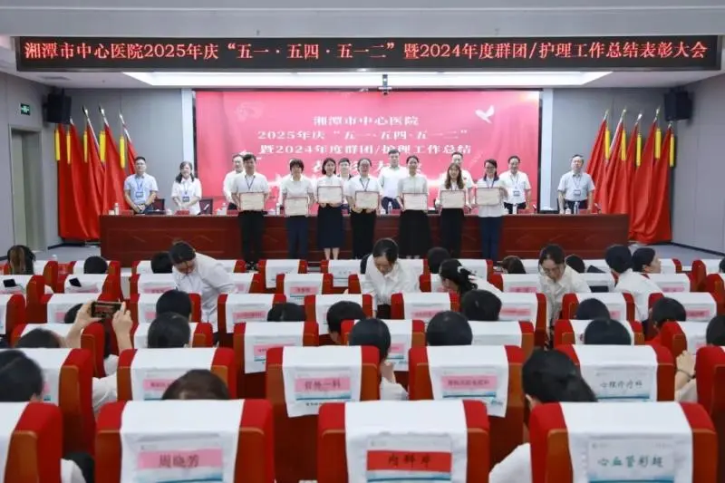 今天,让我们把最热烈的掌声送给他们! 今天,让我们把最热烈的掌声送给他们!