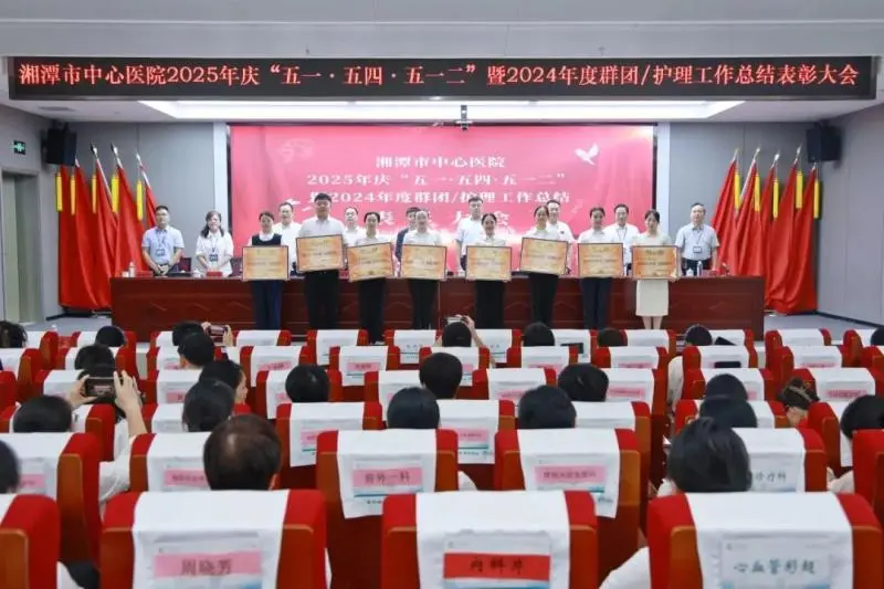 今天,让我们把最热烈的掌声送给他们! 今天,让我们把最热烈的掌声送给他们!