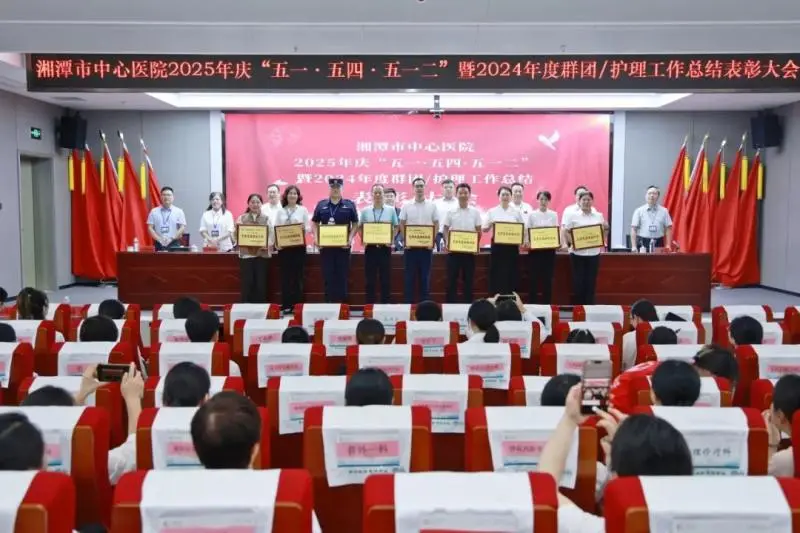 今天,让我们把最热烈的掌声送给他们! 今天,让我们把最热烈的掌声送给他们!