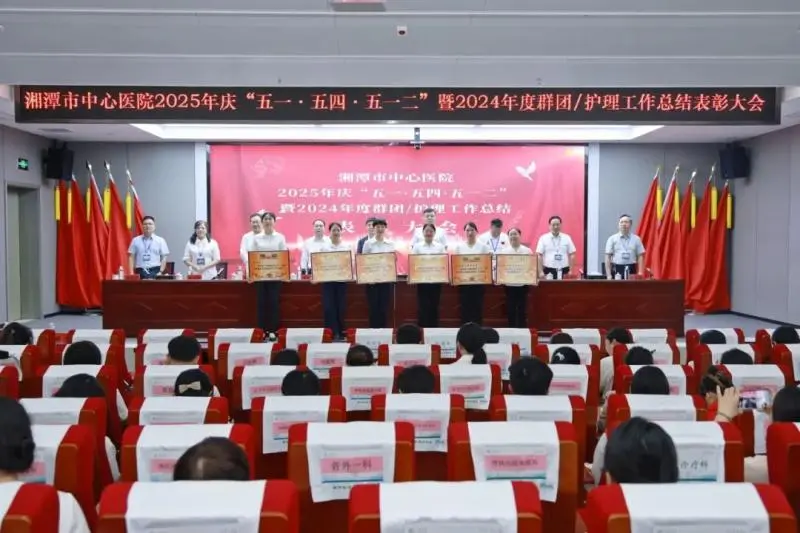 今天,让我们把最热烈的掌声送给他们! 今天,让我们把最热烈的掌声送给他们!