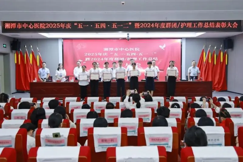 今天,让我们把最热烈的掌声送给他们! 今天,让我们把最热烈的掌声送给他们!