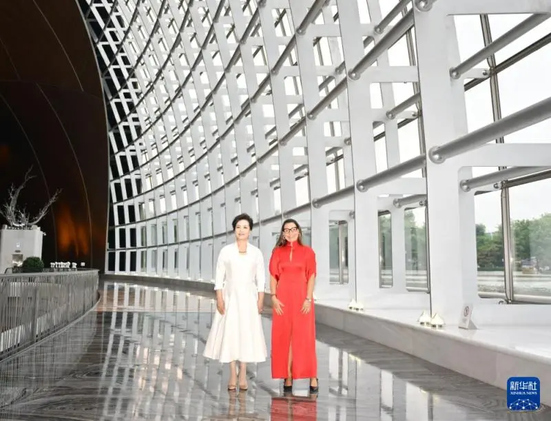 彭丽媛同巴西总统夫人罗桑热拉参观中国国家大剧院 彭丽媛同巴西总统夫人罗桑热拉参观中国国家大剧院