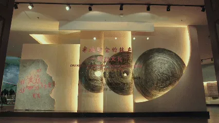 文化中国行丨一个展柜里能放几面铜鼓? 文化中国行丨一个展柜里能放几面铜鼓?