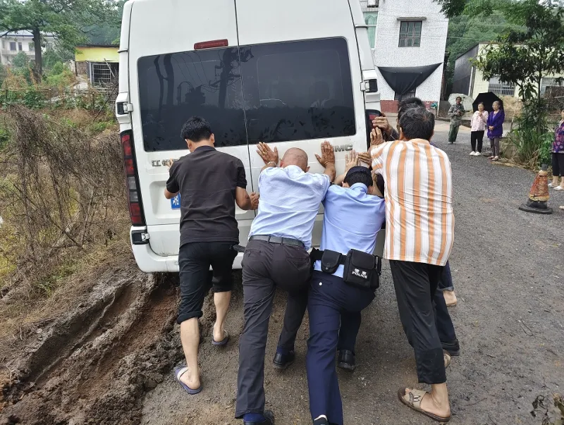 暖心!警民合力推车脱困 雨天救援获点赞 暖心!警民合力推车脱困 雨天救援获点赞
