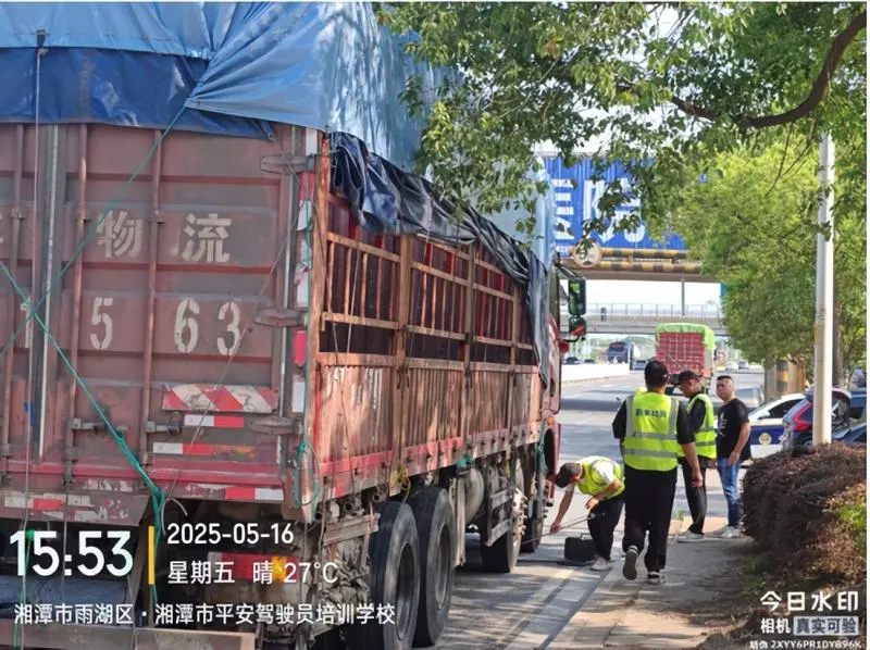 精准治污护蓝天——雨湖区开展柴油货车尾气检测联合执法行动 精准治污护蓝天——雨湖区开展柴油货车尾气检测联合执法行动