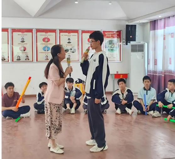 湘潭市第十一中学高三团体心理辅导活动——师生互动释压力 轻装上阵迎高考 湘潭市第十一中学高三团体心理辅导活动——师生互动释压力 轻装上阵迎高考