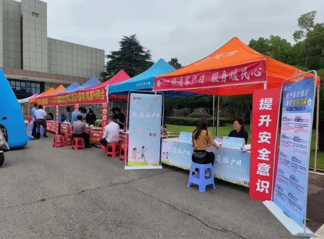 联通客户日把“通信服务站”开进湘潭大学