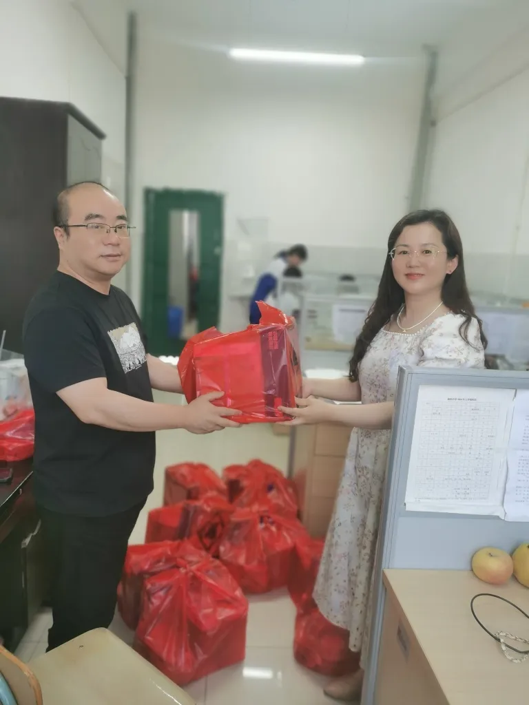 “童”你一起 乐享美好 ——湘机中学组织教工子弟儿童节慰问活动 “童”你一起 乐享美好 ——湘机中学组织教工子弟儿童节慰问活动