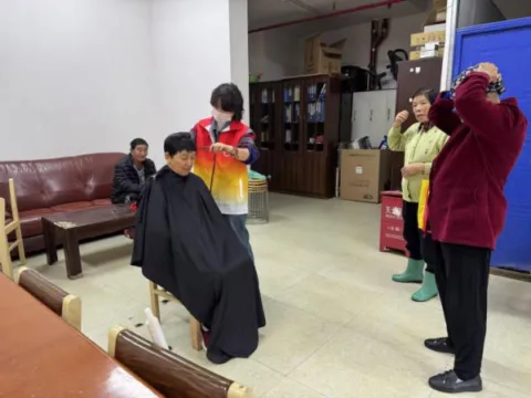 昆明盘龙区宝云社区老年人迎来爱心理发日