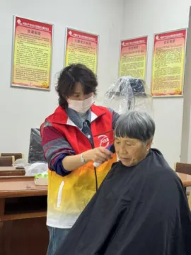 昆明盘龙区宝云社区老年人迎来爱心理发日