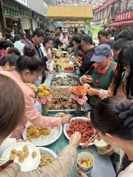 明通路社区举行端午街心宴 上千群众免费品尝美食 明通路社区举行端午街心宴 上千群众免费品尝美食