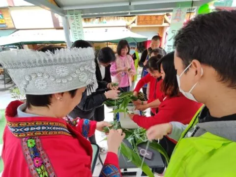 明通路社区举行端午街心宴 上千群众免费品尝美食 明通路社区举行端午街心宴 上千群众免费品尝美食