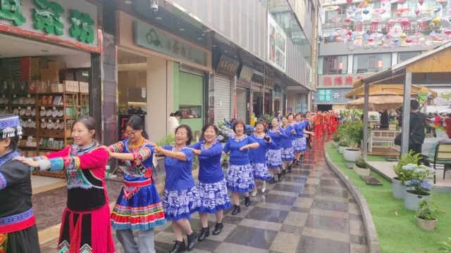 明通路社区举行端午街心宴 上千群众免费品尝美食 明通路社区举行端午街心宴 上千群众免费品尝美食