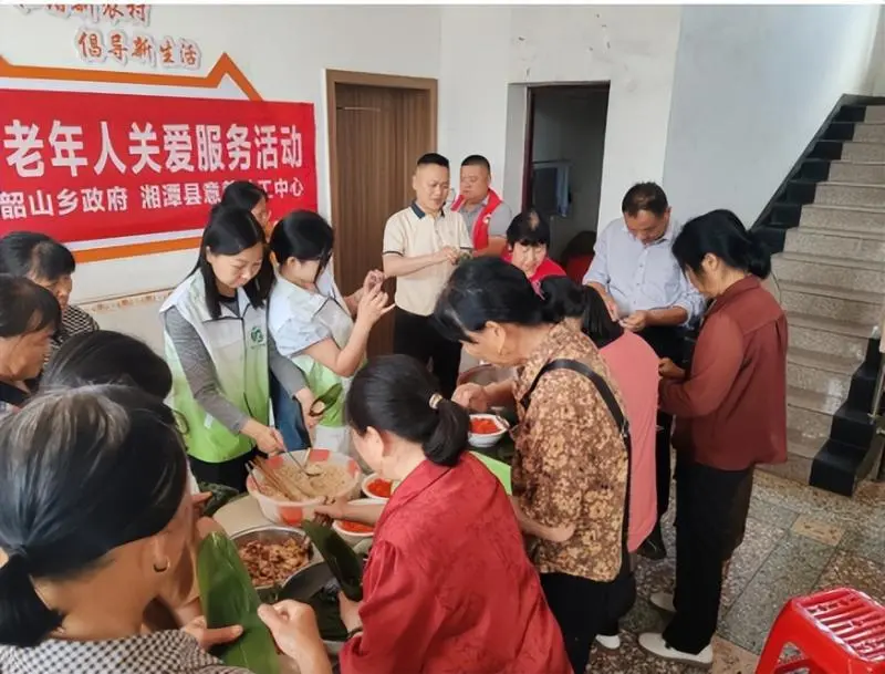 亲手包的粽子,吃起来真香! ——意善社工与老年人“同包粽子 共迎佳节” 亲手包的粽子,吃起来真香! ——意善社工与老年人“同包粽子 共迎佳节”