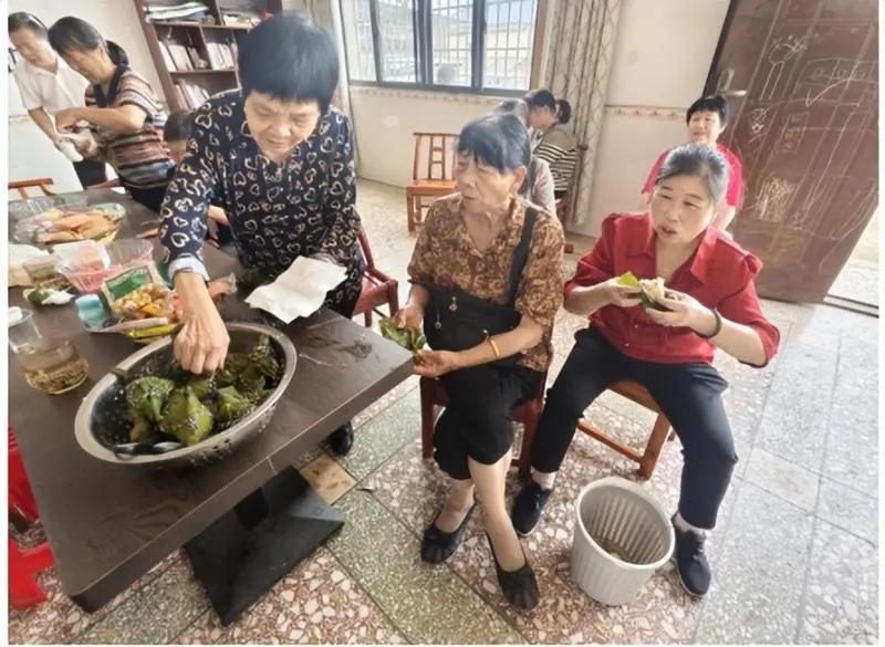 亲手包的粽子,吃起来真香! ——意善社工与老年人“同包粽子 共迎佳节” 亲手包的粽子,吃起来真香! ——意善社工与老年人“同包粽子 共迎佳节”