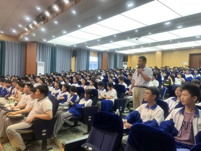 成长“压”力来袭 学校送上锦囊 一一湘机中学举行初二年级心理健康教育讲座 成长“压”力来袭 学校送上锦囊 一一湘机中学举行初二年级心理健康教育讲座