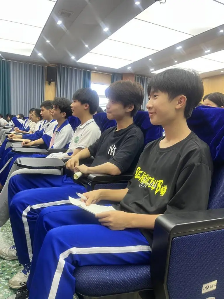 成长“压”力来袭 学校送上锦囊 一一湘机中学举行初二年级心理健康教育讲座 成长“压”力来袭 学校送上锦囊 一一湘机中学举行初二年级心理健康教育讲座