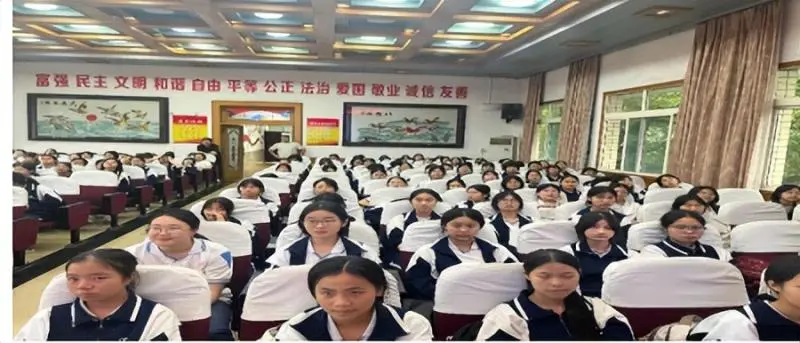 守护青春,健康成长——湘潭市二中2025年上学期初中女生防性侵安全教育讲座 守护青春,健康成长——湘潭市二中2025年上学期初中女生防性侵安全教育讲座