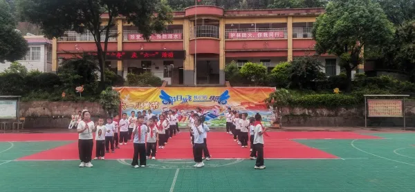 禄丰市官洼小学庆祝六一儿童节 亲子 “三个一” 活动以拥抱传递爱 禄丰市官洼小学庆祝六一儿童节 亲子 “三个一” 活动以拥抱传递爱