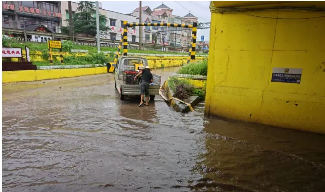 雨湖区交通局迅速应对铁路涵洞积水 保障群众出行 雨湖区交通局迅速应对铁路涵洞积水 保障群众出行