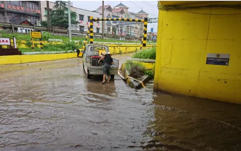 雨湖区交通局迅速应对铁路涵洞积水 保障群众出行
