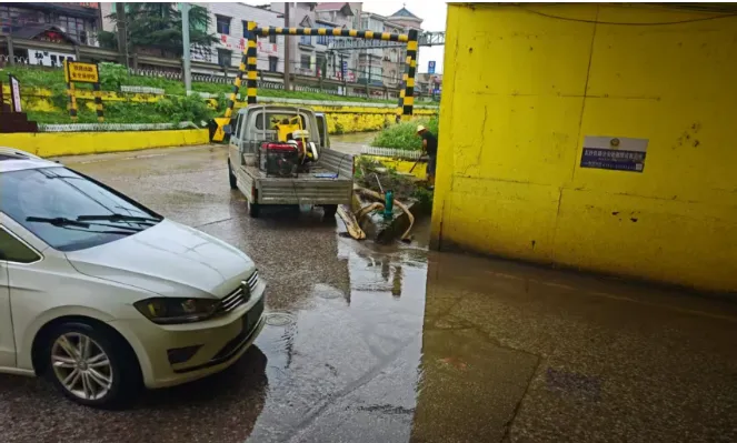 雨湖区交通局迅速应对铁路涵洞积水 保障群众出行 雨湖区交通局迅速应对铁路涵洞积水 保障群众出行