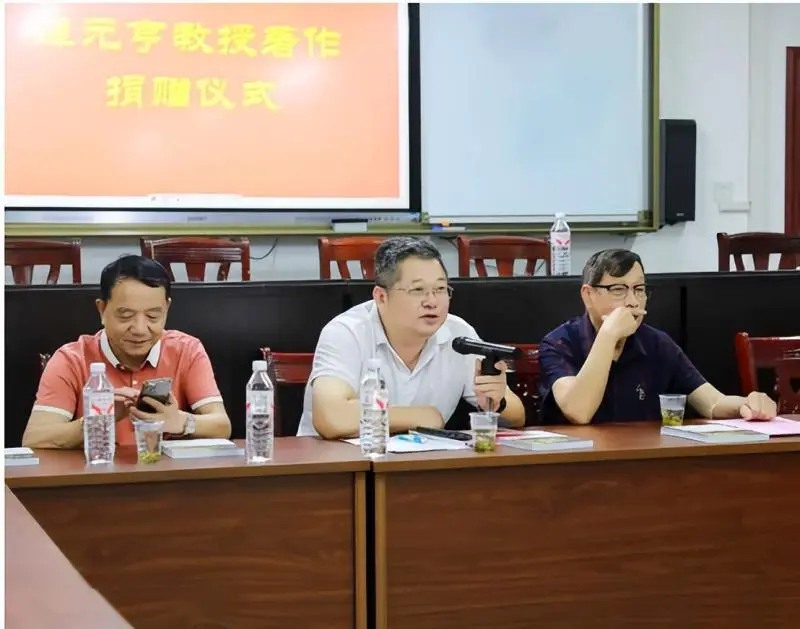 惠泽后学 校友情深 -----谭元亨教授回湘潭市二中母校捐赠著作 惠泽后学 校友情深 -----谭元亨教授回湘潭市二中母校捐赠著作