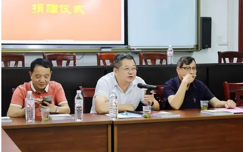 惠泽后学  校友情深 -----谭元亨教授回湘潭市二中母校捐赠著作