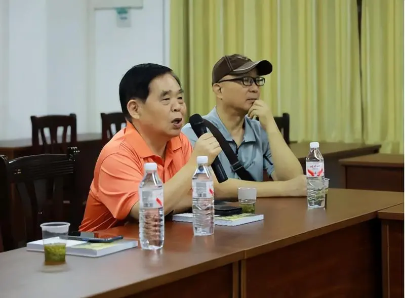 惠泽后学 校友情深 -----谭元亨教授回湘潭市二中母校捐赠著作 惠泽后学 校友情深 -----谭元亨教授回湘潭市二中母校捐赠著作
