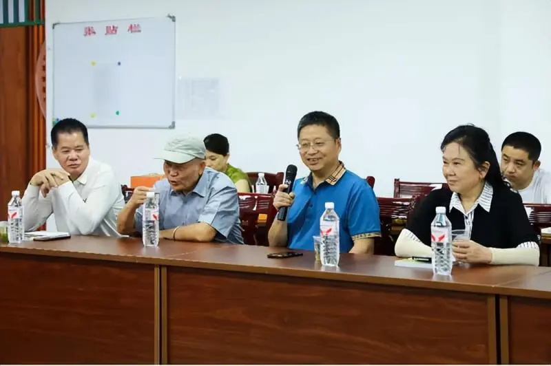 惠泽后学 校友情深 -----谭元亨教授回湘潭市二中母校捐赠著作 惠泽后学 校友情深 -----谭元亨教授回湘潭市二中母校捐赠著作