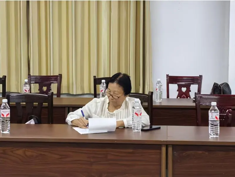 惠泽后学 校友情深 -----谭元亨教授回湘潭市二中母校捐赠著作 惠泽后学 校友情深 -----谭元亨教授回湘潭市二中母校捐赠著作