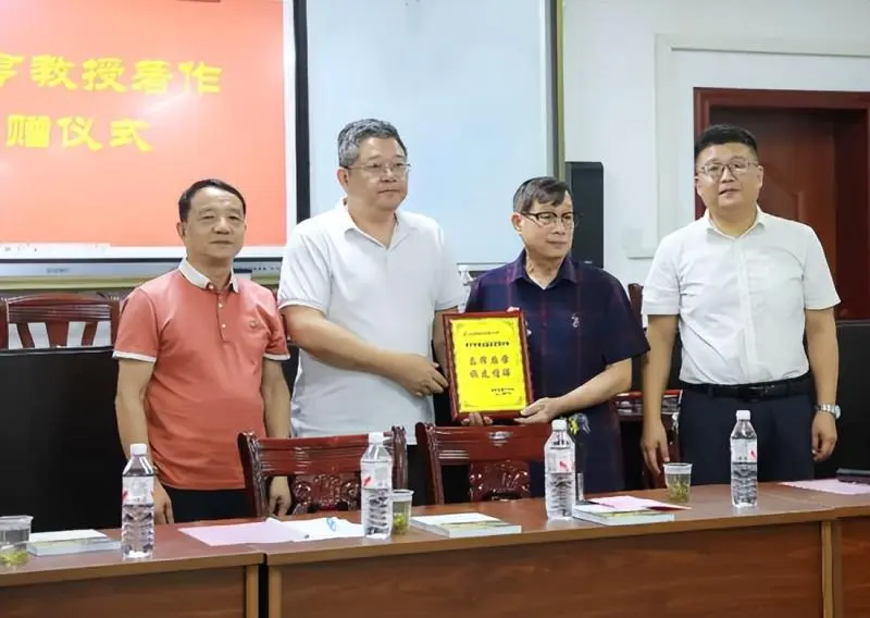 惠泽后学 校友情深 -----谭元亨教授回湘潭市二中母校捐赠著作 惠泽后学 校友情深 -----谭元亨教授回湘潭市二中母校捐赠著作