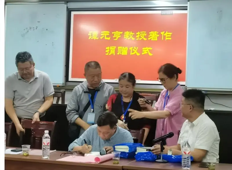 惠泽后学 校友情深 -----谭元亨教授回湘潭市二中母校捐赠著作 惠泽后学 校友情深 -----谭元亨教授回湘潭市二中母校捐赠著作