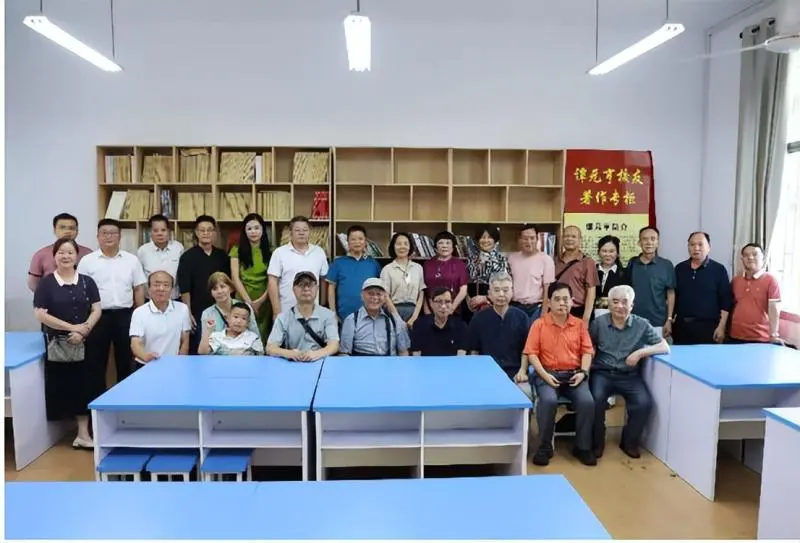 惠泽后学 校友情深 -----谭元亨教授回湘潭市二中母校捐赠著作 惠泽后学 校友情深 -----谭元亨教授回湘潭市二中母校捐赠著作