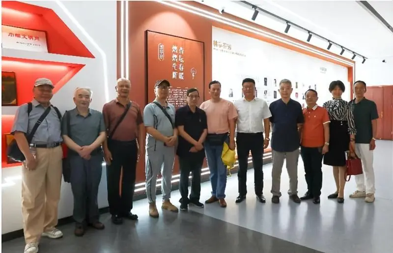 惠泽后学 校友情深 -----谭元亨教授回湘潭市二中母校捐赠著作 惠泽后学 校友情深 -----谭元亨教授回湘潭市二中母校捐赠著作