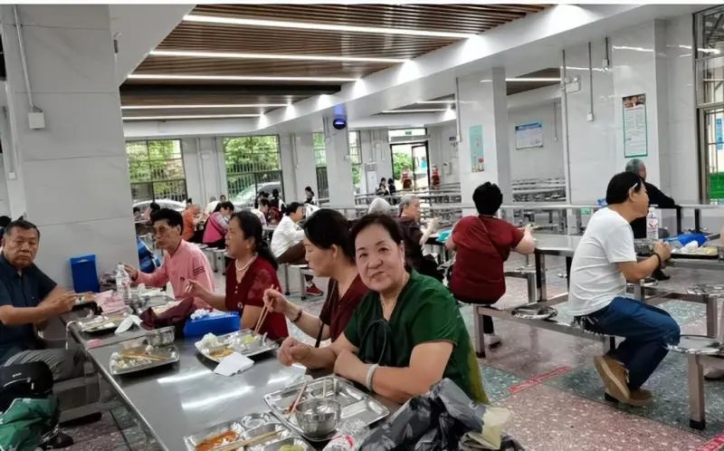 惠泽后学 校友情深 -----谭元亨教授回湘潭市二中母校捐赠著作 惠泽后学 校友情深 -----谭元亨教授回湘潭市二中母校捐赠著作