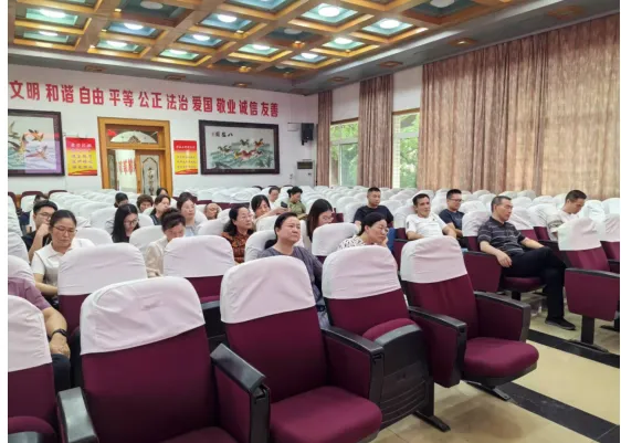 凝心聚力攀高峰,砥砺奋进创辉煌 ——湘潭市二中2026届高三教师动员大会 凝心聚力攀高峰,砥砺奋进创辉煌 ——湘潭市二中2026届高三教师动员大会