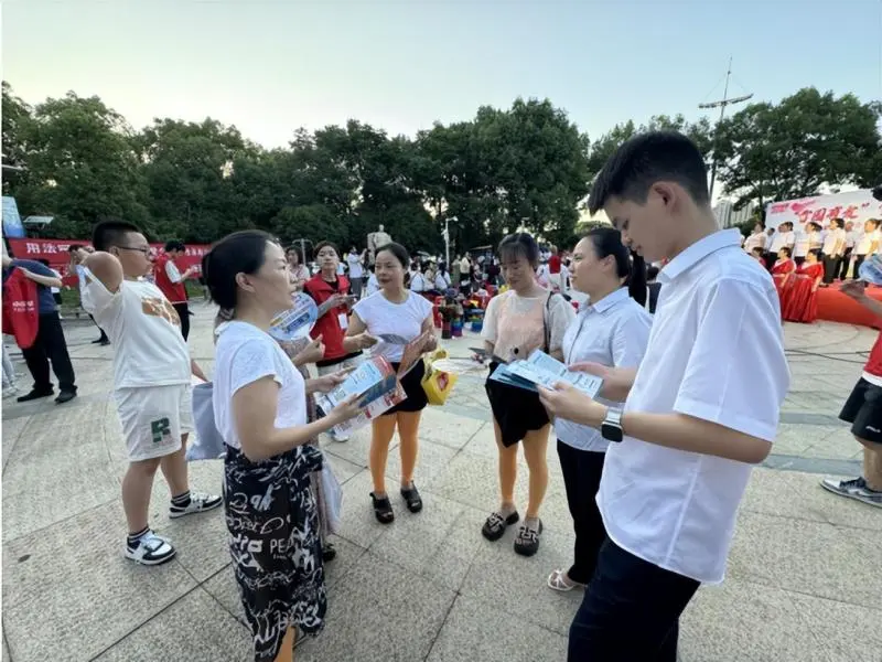 工商银行湘潭湘江支行开展“防范电信诈骗,提高全民反诈意识”主题金融知识宣传活动 工商银行湘潭湘江支行开展“防范电信诈骗,提高全民反诈意识”主题金融知识宣传活动