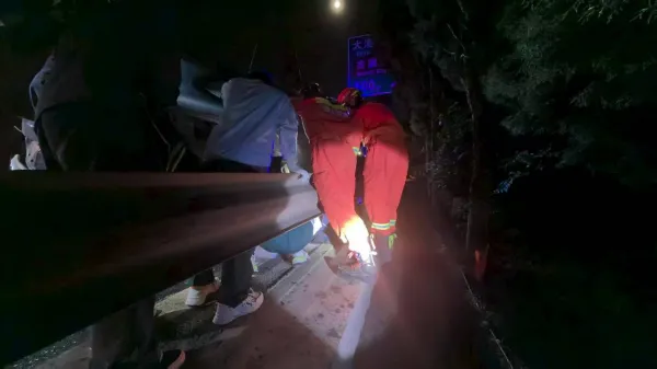 昆明消防紧急营救昆磨高速车祸被困人员 昆明消防紧急营救昆磨高速车祸被困人员