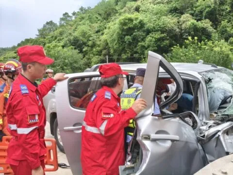 云南禄丰：皮卡车加油站追尾油罐车 消防紧急救援被困人员