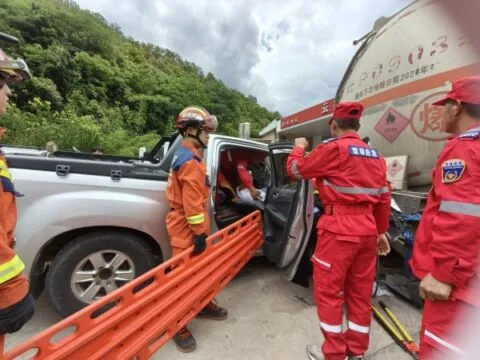 云南禄丰：皮卡车加油站追尾油罐车 消防紧急救援被困人员