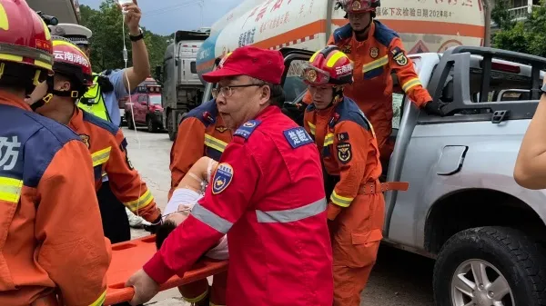 云南禄丰：皮卡车加油站追尾油罐车 消防紧急救援被困人员