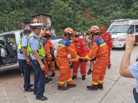 云南禄丰：皮卡车加油站追尾油罐车 消防紧急救援被困人员