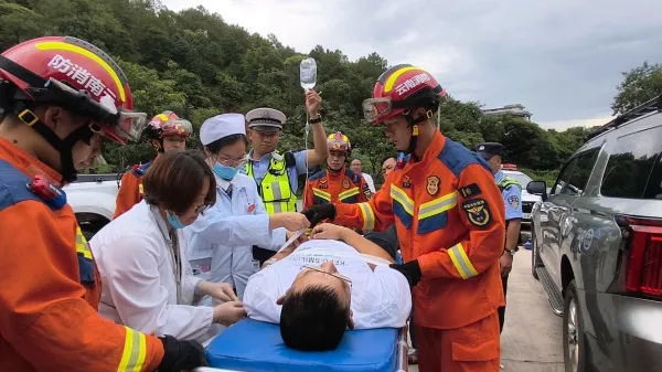 云南禄丰：皮卡车加油站追尾油罐车 消防紧急救援被困人员