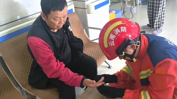 泸西消防医护联手 2分钟解除鱼钩“咬手”危机 泸西消防医护联手 2分钟解除鱼钩“咬手”危机