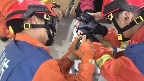 泸西消防医护联手 2分钟解除鱼钩“咬手”危机 泸西消防医护联手 2分钟解除鱼钩“咬手”危机