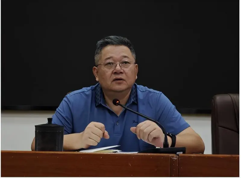 同心筑梦向新途,笃行实干谱华章 ----湘潭市二中 2025 年上学期期末全体教职工大会 同心筑梦向新途,笃行实干谱华章 ----湘潭市二中 2025 年上学期期末全体教职工大会
