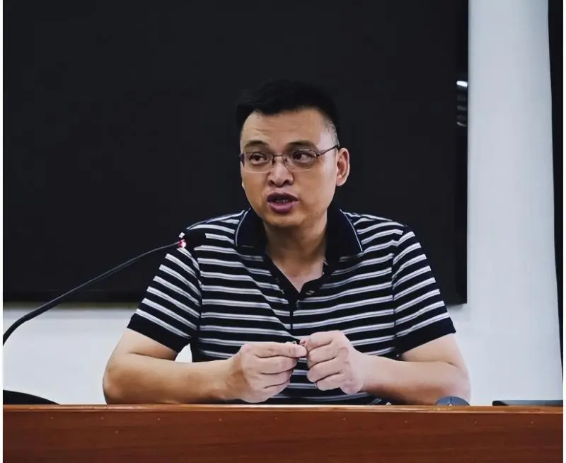 同心筑梦向新途,笃行实干谱华章 ----湘潭市二中 2025 年上学期期末全体教职工大会 同心筑梦向新途,笃行实干谱华章 ----湘潭市二中 2025 年上学期期末全体教职工大会